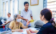 Người cao tuổi từ đủ 75 tuổi thuộc hộ nghèo được hưởng trợ cấp 1.080.000 đồng/tháng