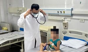 Bé trai 4 tuổi sốt cao liên tục vì nhiễm Adenovirus: Bác sĩ cảnh báo dấu hiệu bệnh nặng