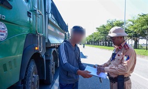 Xe tải bị tước giấy kiểm định vẫn lưu thông, tài xế và chủ xe bị xử lý