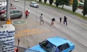 Thót tim khoảnh khắc người đàn ông bất chấp dòng xe, băng người cứu sống bé gái đột ngột chạy ra giữa đường