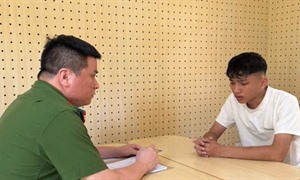 Giữ khẩn cấp nam sinh 17 tuổi liên quan vụ nhóm học sinh đánh bạn tại trường