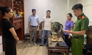 Khởi tố nữ giám đốc bán hóa đơn khống, thu lợi bất chính hàng trăm triệu đồng