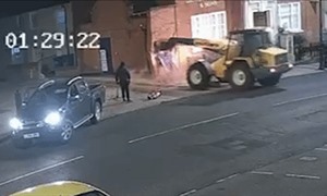 Dùng xe nâng phá thủng tường, nhóm người ngang nhiên kéo trộm máy ATM lúc rạng sáng tại Anh