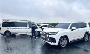 Bàn giao hồ sơ vụ xe Lexus dừng giữa cao tốc dẫn đến tai nạn liên hoàn
