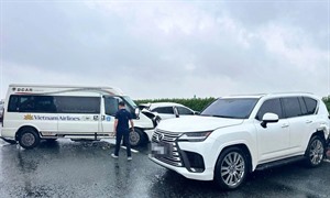 Xe Lexus dừng đột ngột trên cao tốc gây tai nạn, tài xế có thể bị xử lý thế nào?