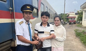 Bỏ quên hơn 30 triệu đồng trên tàu, hành khách xúc động khi nhận lại nguyên vẹn