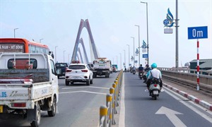 Hà Nội: Bổ sung biển báo, vạch khoảng cách xe trên cầu Nhật Tân