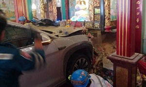 Ô tô SUV lao như tên bắn vào đền thờ ở Thái làm 3 người bị thương