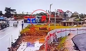 2 xe đầu kéo đối đầu ở Hưng Yên, cabin văng khỏi thân xe: Camera ghi lại khoảnh khắc va chạm