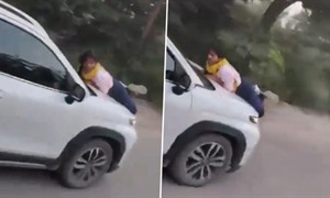 Clip: Người phụ nữ ở Ấn Độ bám vào nắp capo xe ô tô sau khi bắt quả tang chồng ngoại tình