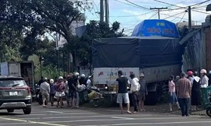 Hiện trường thương tâm xe tải lao vào quán tạp hóa, 3 người trong gia đình bị thương nặng, bé nhỏ nhất 4 tuổi