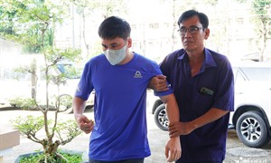 Vụ nữ sinh tử vong ở Vĩnh Long: Bị cáo được dìu đến tòa, diễn biến gây chú ý