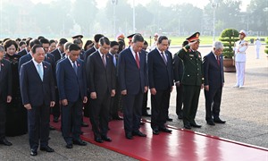 Lãnh đạo Đảng, Nhà nước, các đại biểu Quốc hội vào Lăng viếng Chủ tịch Hồ Chí Minh