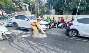 CSGT Hà Nội kịp thời xử lý vết dầu loang, đảm bảo ATGT