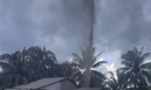 Lạ lùng giếng khoan hơn 10 năm tuổi bất ngờ phun cột nước cao 15m