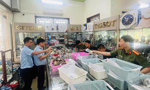 Khởi tố chủ hộ kinh doanh hơn 2.100 đồng hồ giả thương hiệu lớn