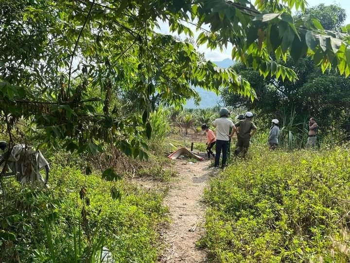 ngui thay mui hoi hoang hon phat hien thi the dang phan huy dspl 1 Khu vực hiện trường phát hiện thi thể người đàn ông đang trong quá trình phân hủy. Ảnh: Công an Nhân dân