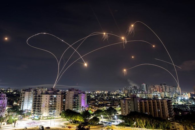 bo truong yoav gallant israel dang tren da tan cong toan dien vao dai gaza Hệ thống phòng thủ của Israel đánh chặn tên lửa phóng từ Dải Gaza vào ngày 8/10. Ảnh: Reuters