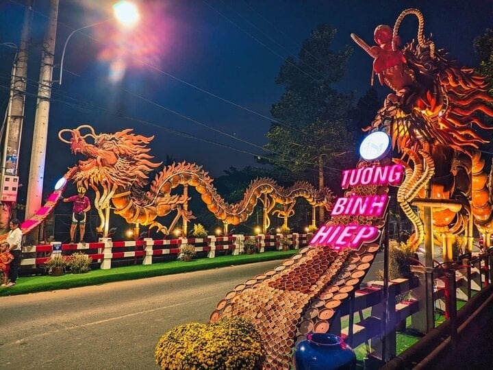 Linh vật rồng được tạo hình bằng những chiếc lu và gốm ở phường Tương Bình Hiệp (TP.Thủ Dầu Một, tỉnh Bình Dương). Ảnh: Tâm Trí Nguyễn/ VTC News