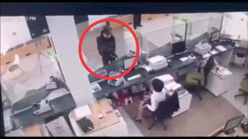 hanh trinh lat tay ke cuop ngan hang co so thich di sieu xe pkl vu cuop chan dong ky 1 Camera ghi lại cảnh đối tượng cướp ngân hàng.