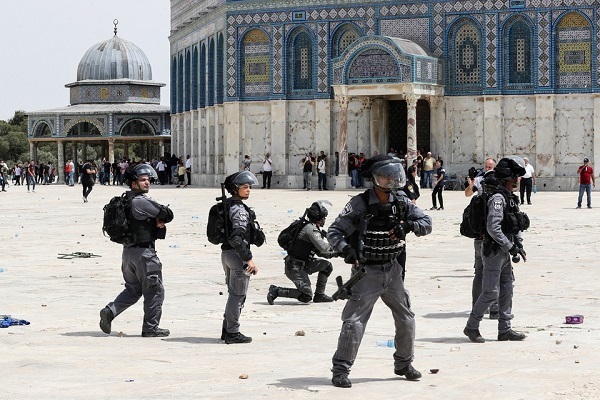 tinh hinh chien su trung dong moi nhat ngay 22 5 01 Cảnh sát Israel giải tán đám đông người Palestine tại giáo đường Al Asqua, thủ đô Jerusalem. Ảnh: Reuters