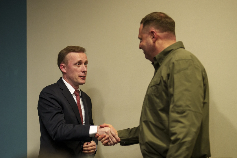 Cố vấn An ninh Quốc gia Mỹ Jake Sullivan (trái)  và Chánh văn phòng Tổng thống  Ukraine Andrey Yermak (phải). Ảnh: Reuters