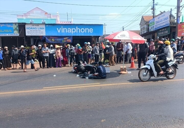 xot long canh bo om thi the con gai 3 tuoi gao khoc sau va cham giao thong 1 Hiện trường vụ tai nạn giao thông. Ảnh: VTC News