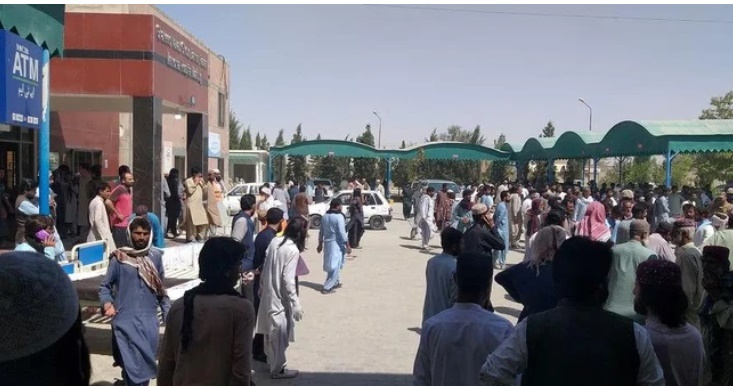pakistan danh bom lieu chet hon 100 nguoi thuong vong Người dân tụ tập trước bệnh viện ở quận Mastung sau khi xảy ra thảm kịch. Ảnh: REUTERS