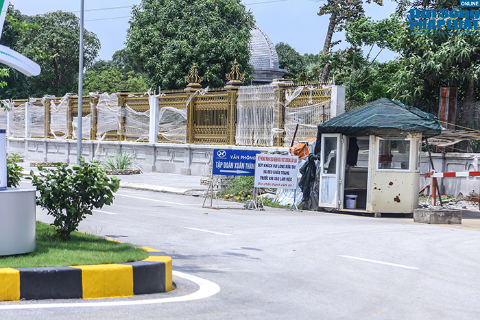 dan lau dai sieu khung cua gia dinh dai gia nguyen duc thuy dspl 5 Tấm biển giới thiệu văn phòng làm việc của Tập đoàn Xuân Thành.