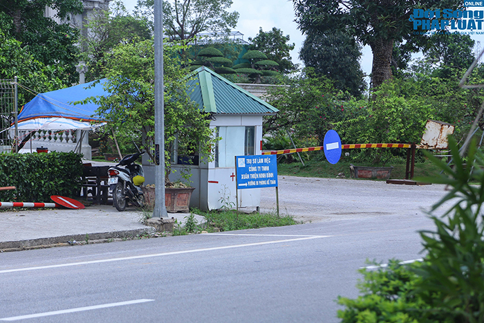 dan lau dai sieu khung cua gia dinh dai gia nguyen duc thuy dspl 7 Tòa lâu đài này hiện đang được dùng làm văn phòng của Tập đoàn Xuân Thiện (công ty con của Tập đoàn Xuân Thành) và được bảo vệ nghiêm ngặt.