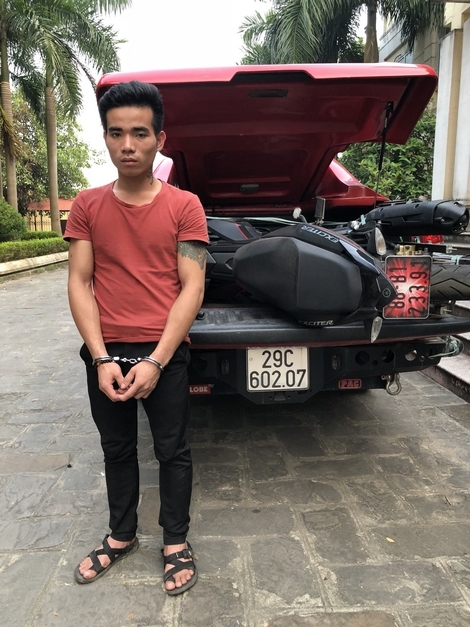 5fcf5b31 4793 45bf b435 db57dd2dbfe8 Hung thủ Dư cùng chiếc xe của nạn nhân. Ảnh: Công an nhân dân.