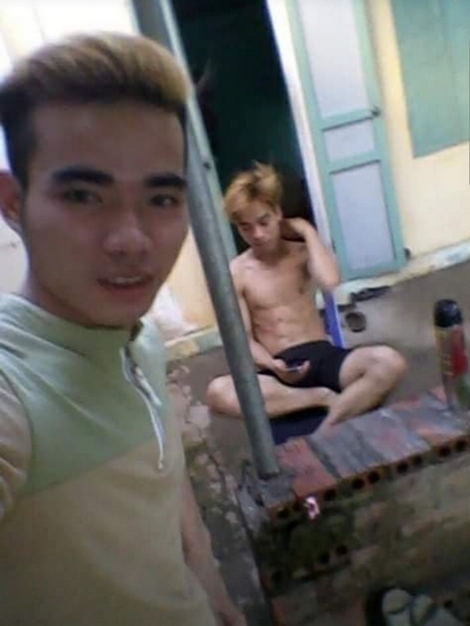 hanh trinh vach mat ke thu ac ky 7 bo hai cot trong can phong khoa trai vach tran toi ac cua ke mau lanh sat hai ban thanjpg2 Đối tượng Dư (mặc áo) và nạn nhân Hoà (cởi trần) từng là bạn thân. Ảnh: Công an nhân dân
