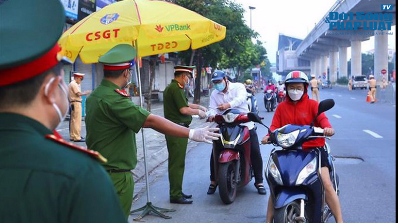 Tăng nặng xử phạt người đi xe gắn máy vi phạm để răn đe. Ảnh minh họa: TTXVN.