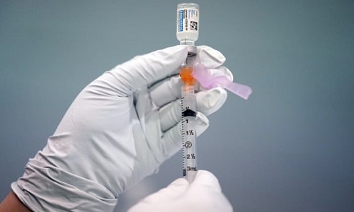 ca nhiem covid 19 tang tro lai an do phe duyet vaccine johnson johnson su dung khan cap1 Một nhân viên y tế đang chuẩn bị một liều vaccine Johnson & Johnson Covid. Ảnh: AP.