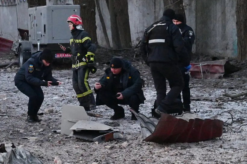 Đội điều tra kiểm tra phần còn sót lại của máy bay không người lái sau cuộc tấn công ở Kiev, Ukraine, ngày 14/12. Ảnh: Getty Images.