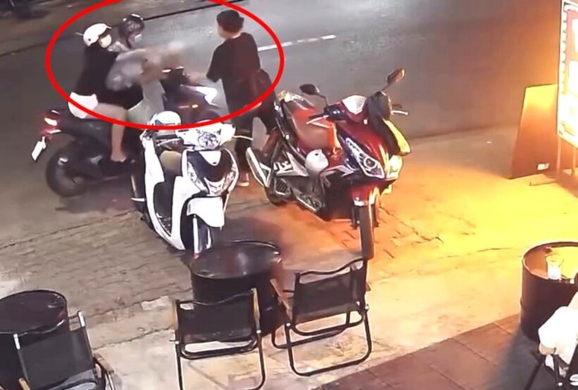 Cô gái tạt ly nước pha ớt vào mặt nữ nhân viên quán trà sữa vì nói xấu bạn trên mạng xã hội. Ảnh: Tiền Phong