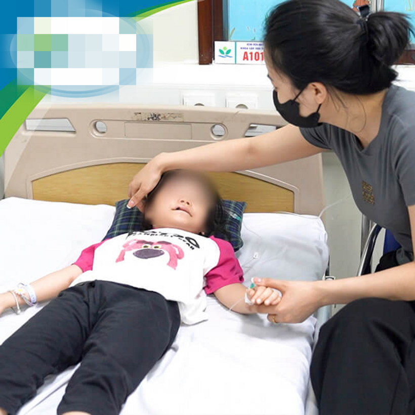 Bé gái nhanh chóng được chuyển xuống bệnh viện tuyến trung ương cấp cứu