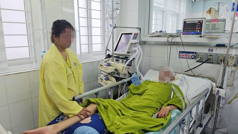 Từ ngày con trai chết não, chị Lan khóc cạn nước mắt mong chờ phép màu sẽ đến