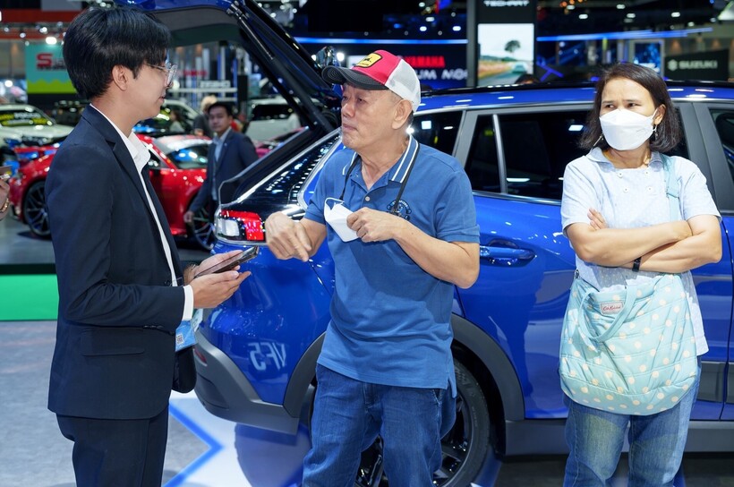 Vợ chồng ông Tira cho rằng mẫu VF 3 rất phù hợp với con trai của mình.