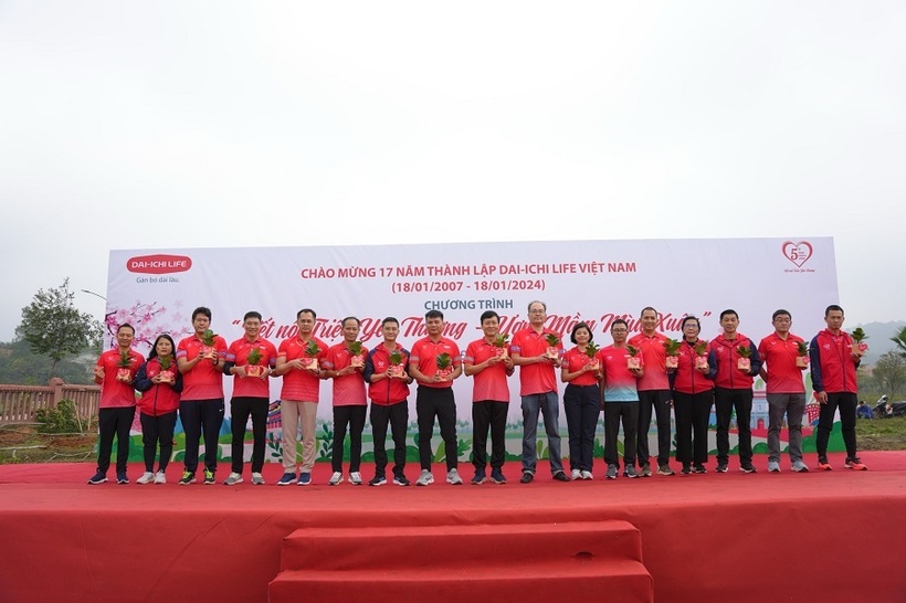 Bà Nguyễn Thị Thanh Nhã, Phó Tổng Giám đốc Tài chính Dai-ichi Life Việt Nam (thứ bảy, từ phải qua) tham gia chương trình “Kết nối Triệu Yêu Thương – Ươm mầm mùa Xuân”, trồng 100 cây xanh tại Khu Di tích Lịch sử Đền Hùng, tỉnh Phú Thọ, ngày 18/1/202