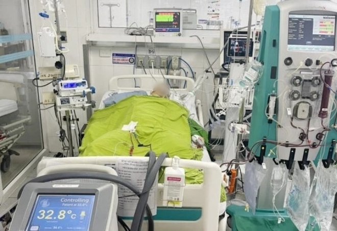 Bệnh nhân được áp dụng các biện pháp hồi sức chuyên sâu sau cấp cứu ngừng tim. Ảnh: Pháp Luật TP.HCM