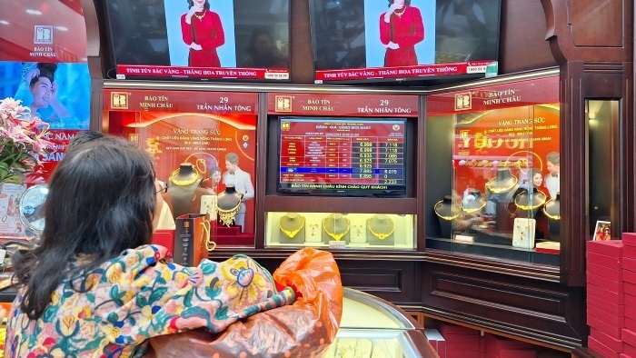 Giá vàng nhẫn lên cao người dân đến các cửa hàng kinh doanh vàng để chốt lời. Ảnh: Lao động