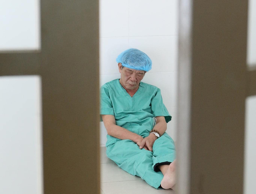 Hình ảnh bác sĩ ngủ gật gây sốt cộng đồng mạng