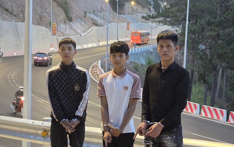 3 đối tượng Nam, Bắc, Tâm (từ phải qua) đã dùng hung khí cướp trên đèo Prenn tại TP. Đà Lạt. Ảnh: Dân Việt