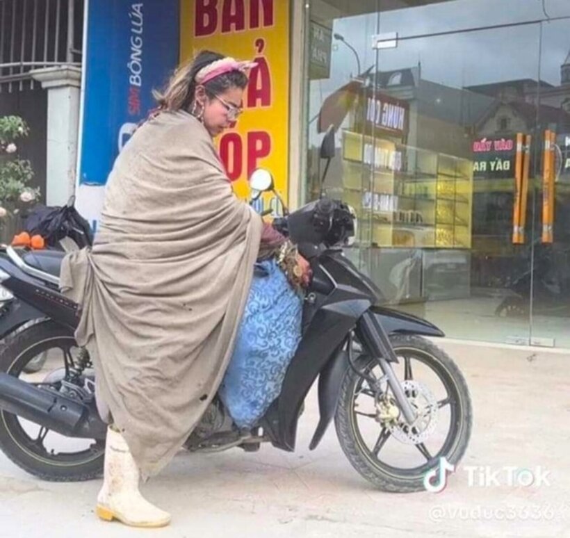 Hình ảnh Bella cùng chiếc xe máy của anh Việt Anh được chia sẻ trên mạng xã hội. Ảnh: Tiền Phong