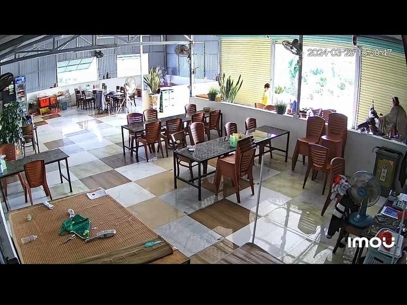 Camera an ninh ghi lại cảnh người phụ nữ nghi là Bella dắt chiếc xe của chủ nhà hàng. Ảnh: Phụ nữ Việt Nam