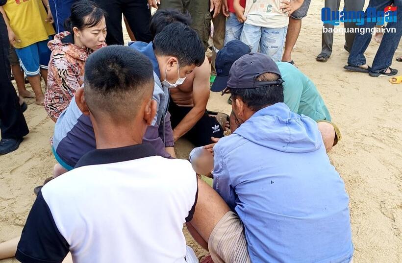 Dù được người dân đưa lên bờ để sơ cứu, nhưng em đã tử vong. Ảnh: Báo Quảng Ngãi