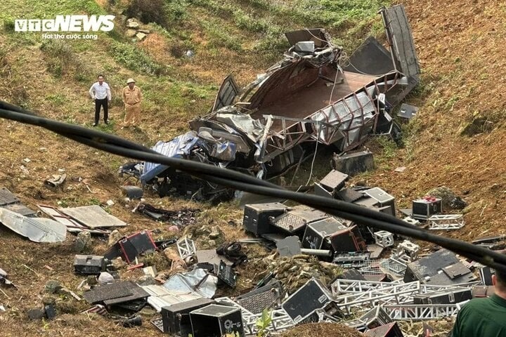 Hiện trường vụ ô tô tải lao xuống vực sâu ở Sapa, 4 người bị thương - 1