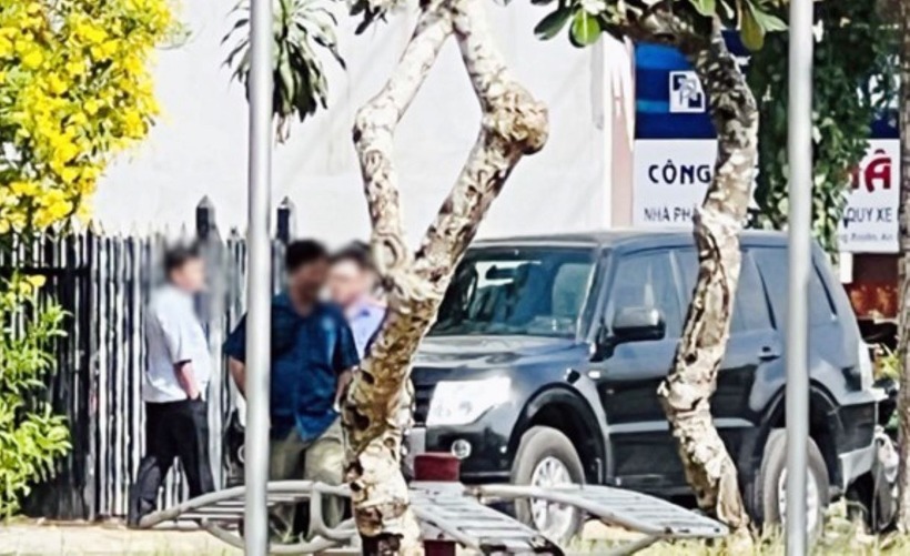 Cơ quan chức năng có mặt tại nhà ông Huỳnh Lê Phong vào ngày 30/3. Ảnh: Lao Động