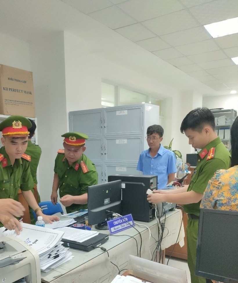 Công an khám xét nơi làm việc của bị can Nguyễn Thiện Thanh, cán bộ Phòng Tài nguyên và Môi trường TP.Long Xuyên. Ảnh: Pháp luật Việt Nam